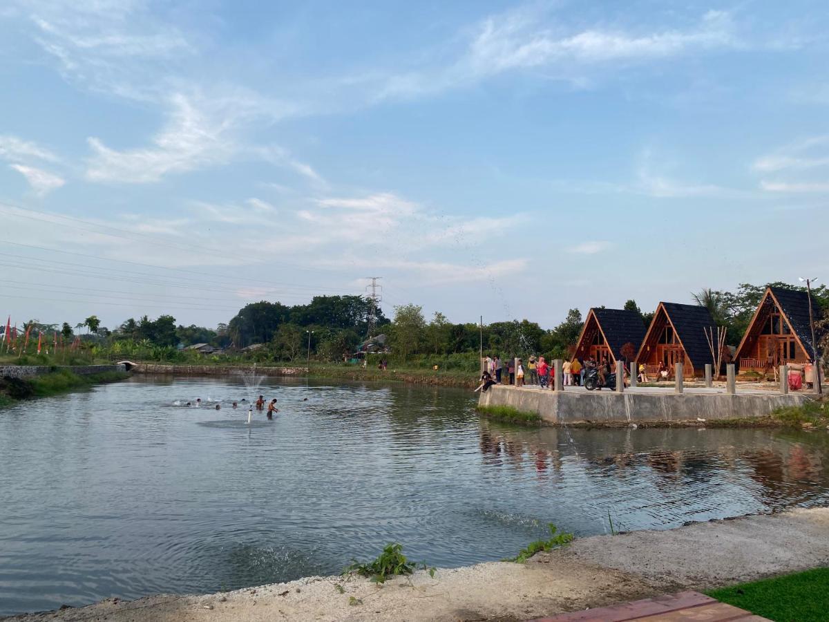 Resort & Resto Talaga Sundayana Subang Esterno foto
