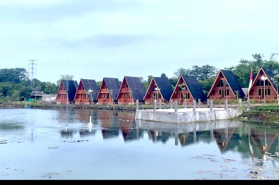 Resort & Resto Talaga Sundayana Subang Esterno foto