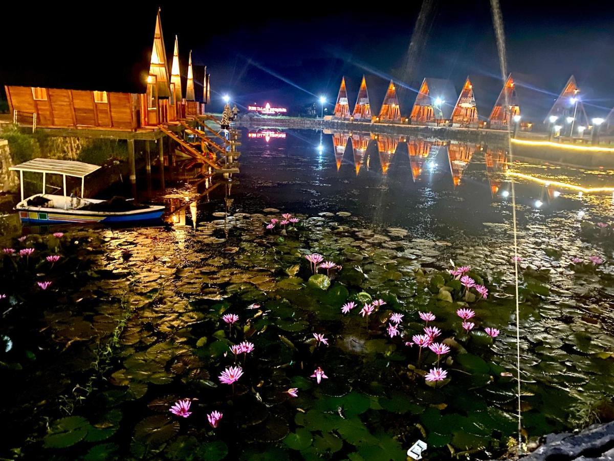 Resort & Resto Talaga Sundayana Subang Esterno foto