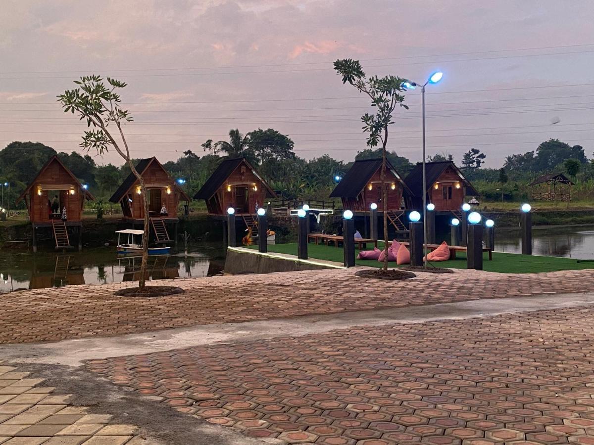 Resort & Resto Talaga Sundayana Subang Esterno foto